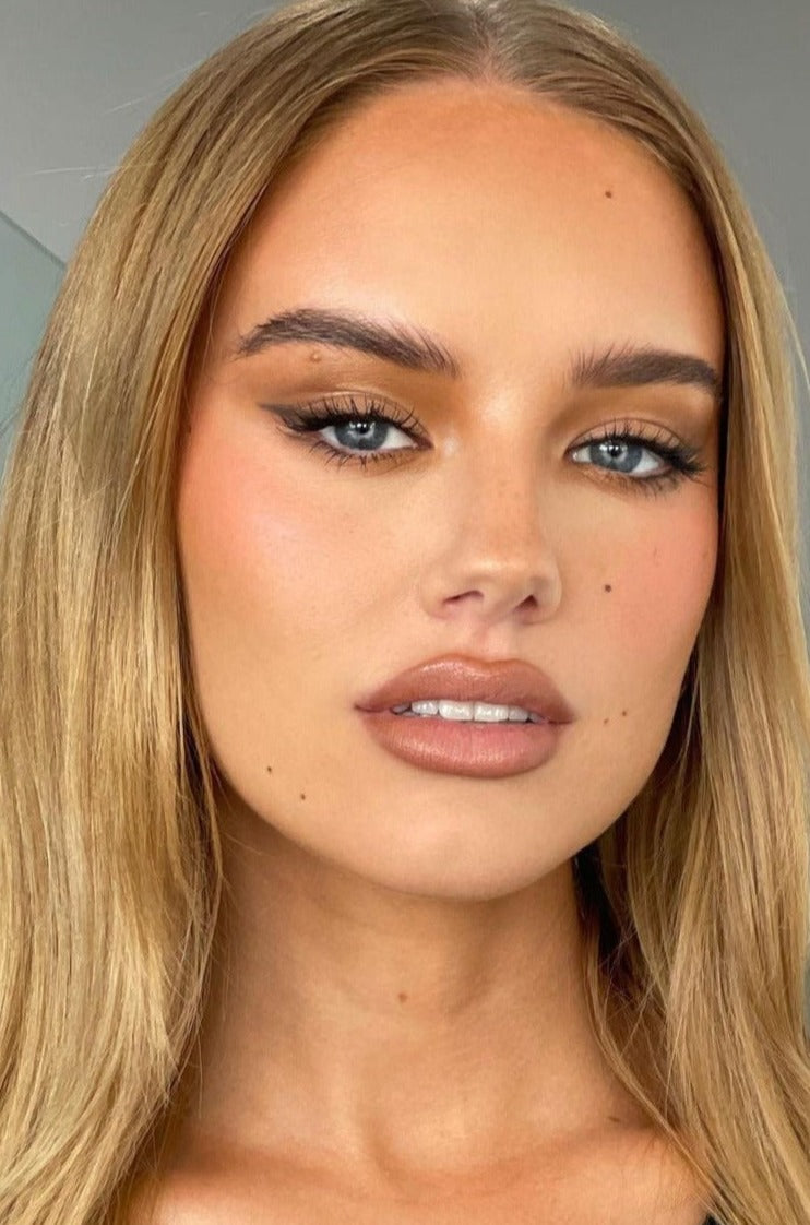 Picture of a model with the Uplift hair clip applied.